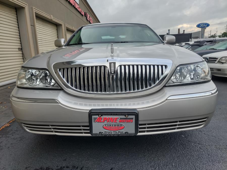 2005 Lincoln Town Car 4dr Sdn Signature, available for sale in Wantagh, New York | Alpine Motors Inc. Wantagh, New York 2005 Lincoln Town Car 4dr Sdn Signature, available for sale in Wantagh, New York | Alpine Motors Inc. Wantagh, New York
