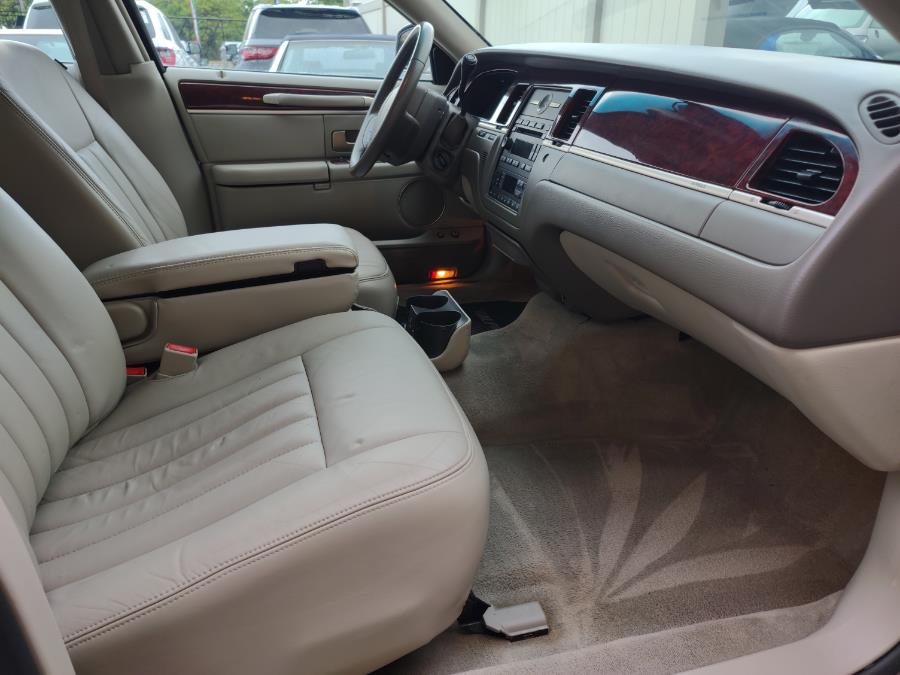 2005 Lincoln Town Car 4dr Sdn Signature, available for sale in Wantagh, New York | Alpine Motors Inc. Wantagh, New York 2005 Lincoln Town Car 4dr Sdn Signature, available for sale in Wantagh, New York | Alpine Motors Inc. Wantagh, New York