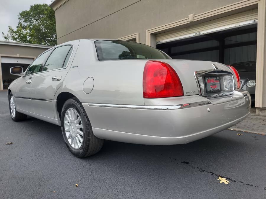 2005 Lincoln Town Car 4dr Sdn Signature, available for sale in Wantagh, New York | Alpine Motors Inc. Wantagh, New York 2005 Lincoln Town Car 4dr Sdn Signature, available for sale in Wantagh, New York | Alpine Motors Inc. Wantagh, New York