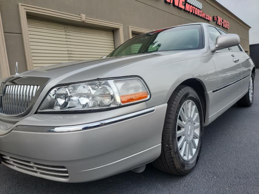 2005 Lincoln Town Car 4dr Sdn Signature, available for sale in Wantagh, New York | Alpine Motors Inc. Wantagh, New York 2005 Lincoln Town Car 4dr Sdn Signature, available for sale in Wantagh, New York | Alpine Motors Inc. Wantagh, New York