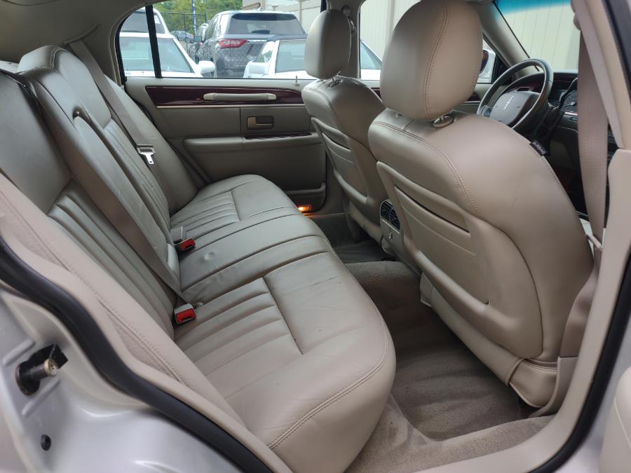 2005 Lincoln Town Car 4dr Sdn Signature, available for sale in Wantagh, New York | Alpine Motors Inc. Wantagh, New York 2005 Lincoln Town Car 4dr Sdn Signature, available for sale in Wantagh, New York | Alpine Motors Inc. Wantagh, New York