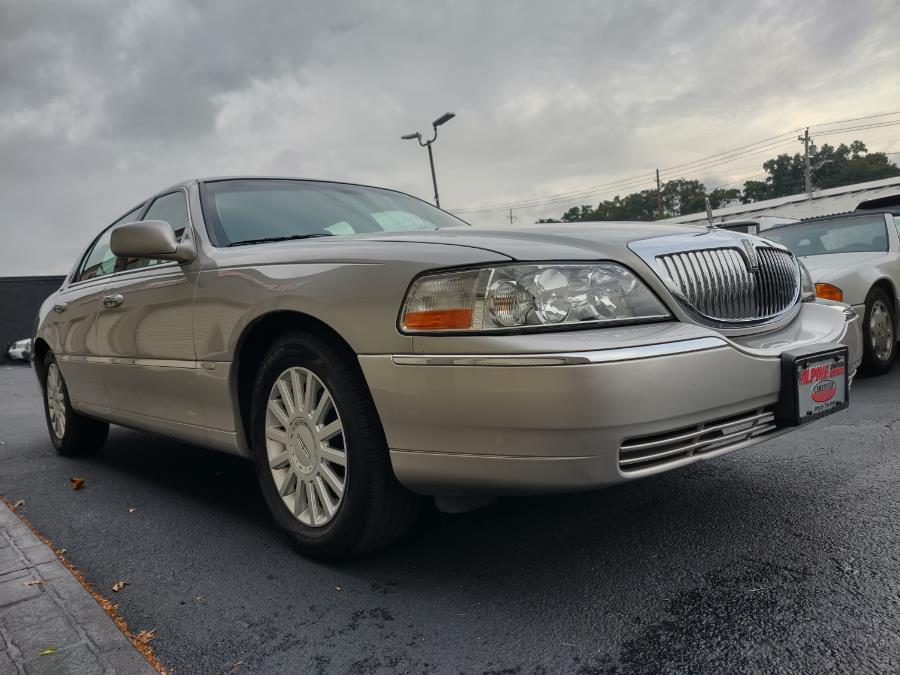 2005 Lincoln Town Car 4dr Sdn Signature, available for sale in Wantagh, New York | Alpine Motors Inc. Wantagh, New York 2005 Lincoln Town Car 4dr Sdn Signature, available for sale in Wantagh, New York | Alpine Motors Inc. Wantagh, New York