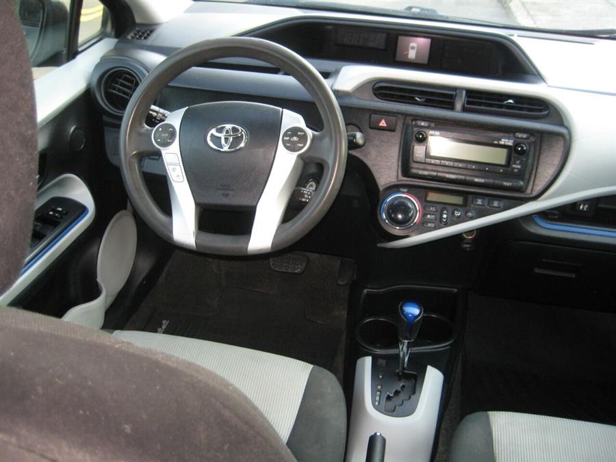 2012 Toyota Prius c One photo