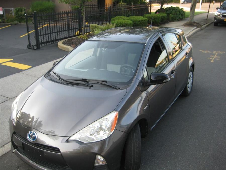 2012 Toyota Prius c One photo