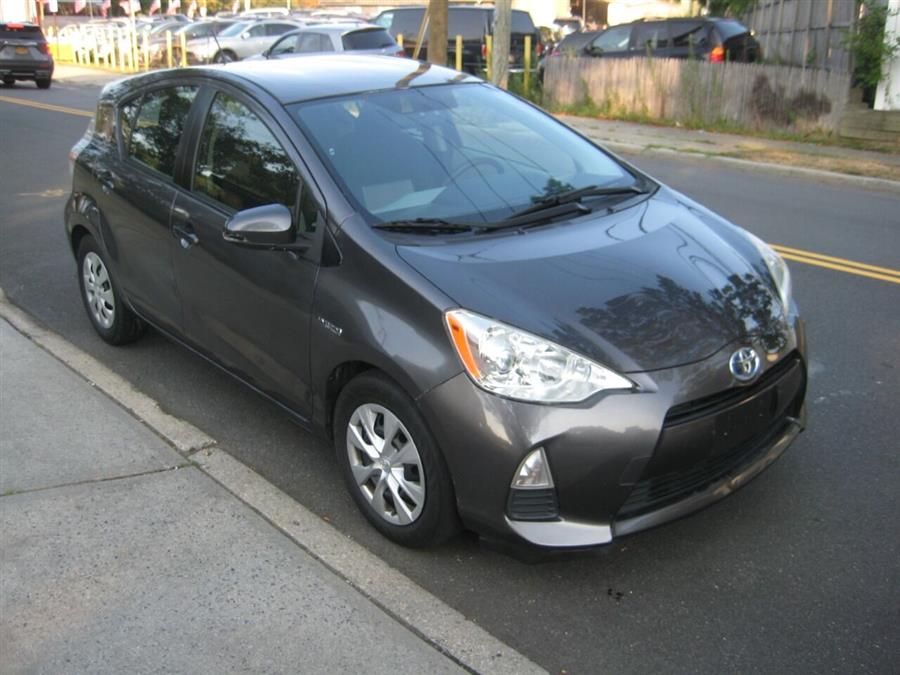 2012 Toyota Prius c One photo