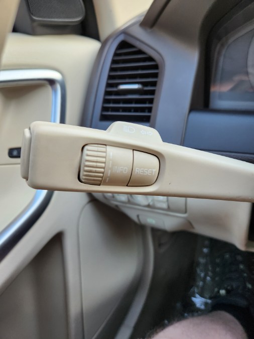 Used Volvo XC60 AWD 4dr 3.0T w/Moonroof 2010 | Dealmax Motors LLC. Bristol, Connecticut Used Volvo XC60 AWD 4dr 3.0T w/Moonroof 2010 | Dealmax Motors LLC. Bristol, Connecticut