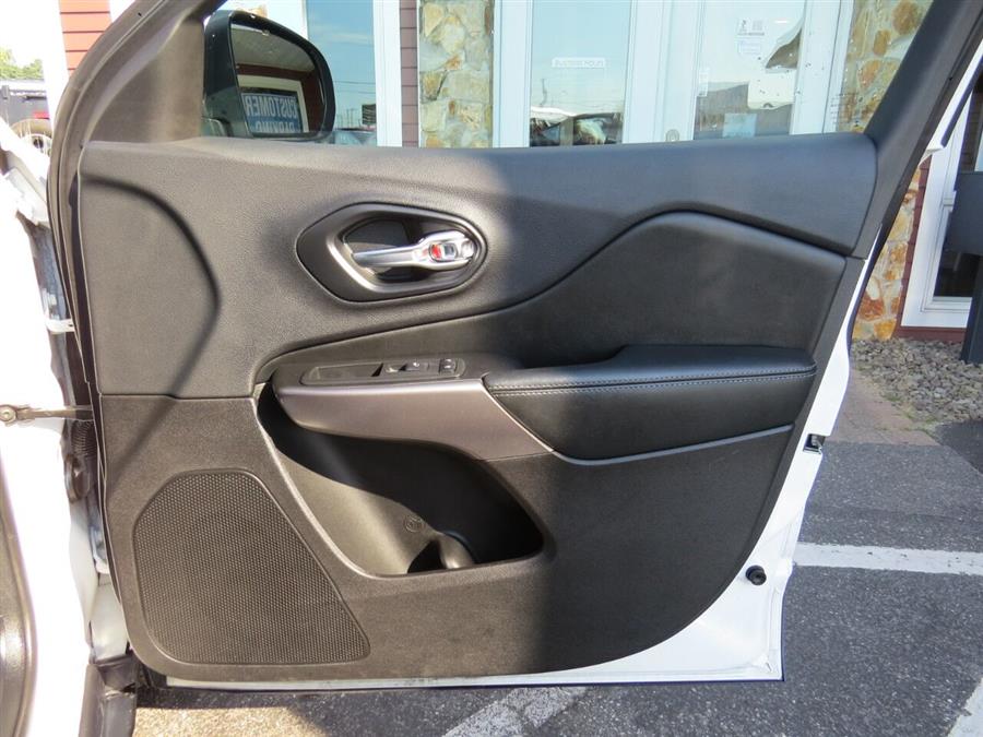 2019 Jeep Cherokee Latitude 4x4 4dr SUV, available for sale in Auburn, Maine | Lake City Exports Inc. Auburn, Maine 2019 Jeep Cherokee Latitude 4x4 4dr SUV, available for sale in Auburn, Maine | Lake City Exports Inc. Auburn, Maine