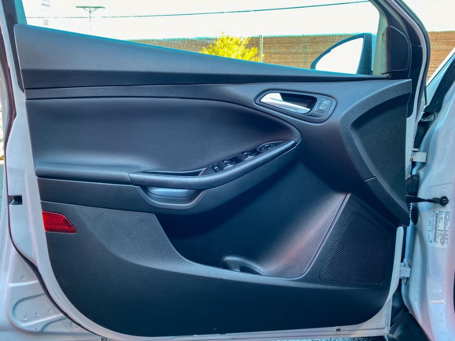Used Ford Focus SE Sedan 2018 | RT Auto Center LLC. Newark, New Jersey Used Ford Focus SE Sedan 2018 | RT Auto Center LLC. Newark, New Jersey