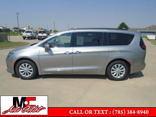 2017 Chrysler Pacifica Touring-L FWD, available for sale in Colby, Kansas | M C Auto Outlet Inc. Colby, Kansas 2017 Chrysler Pacifica Touring-L FWD, available for sale in Colby, Kansas | M C Auto Outlet Inc. Colby, Kansas