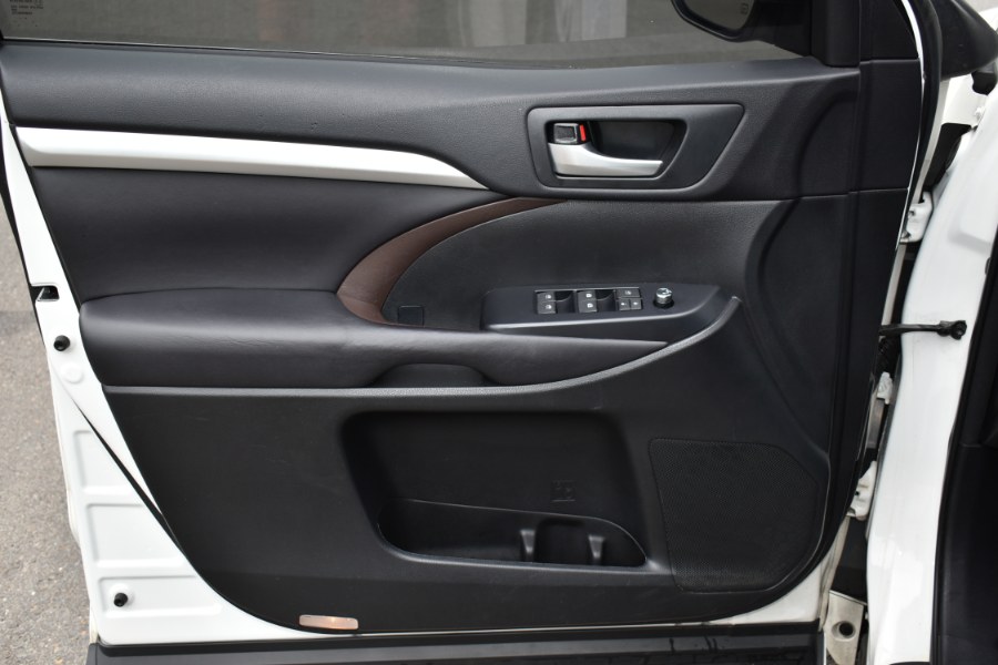 2016 Toyota Highlander AWD 4dr V6 XLE, available for sale in Waterbury, Connecticut | Highline Car Connection. Waterbury, Connecticut 2016 Toyota Highlander AWD 4dr V6 XLE, available for sale in Waterbury, Connecticut | Highline Car Connection. Waterbury, Connecticut