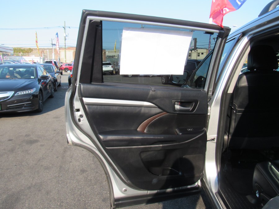 2019 Toyota Highlander XLE V6 FWD (Natl), available for sale in Irvington, New Jersey | NJ Used Cars Center. Irvington, New Jersey 2019 Toyota Highlander XLE V6 FWD (Natl), available for sale in Irvington, New Jersey | NJ Used Cars Center. Irvington, New Jersey