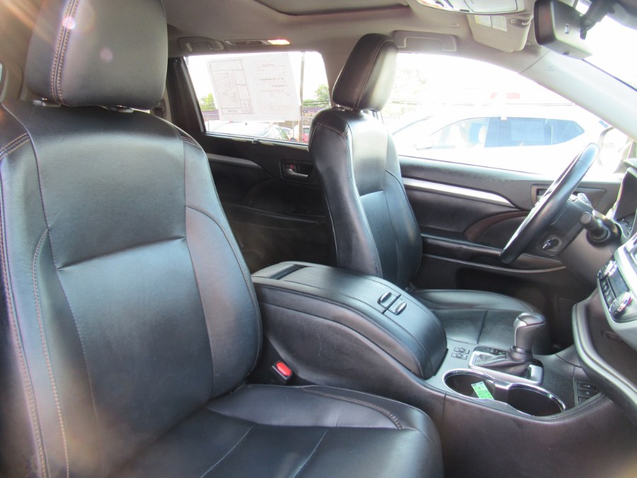 2019 Toyota Highlander XLE V6 FWD (Natl), available for sale in Irvington, New Jersey | NJ Used Cars Center. Irvington, New Jersey 2019 Toyota Highlander XLE V6 FWD (Natl), available for sale in Irvington, New Jersey | NJ Used Cars Center. Irvington, New Jersey