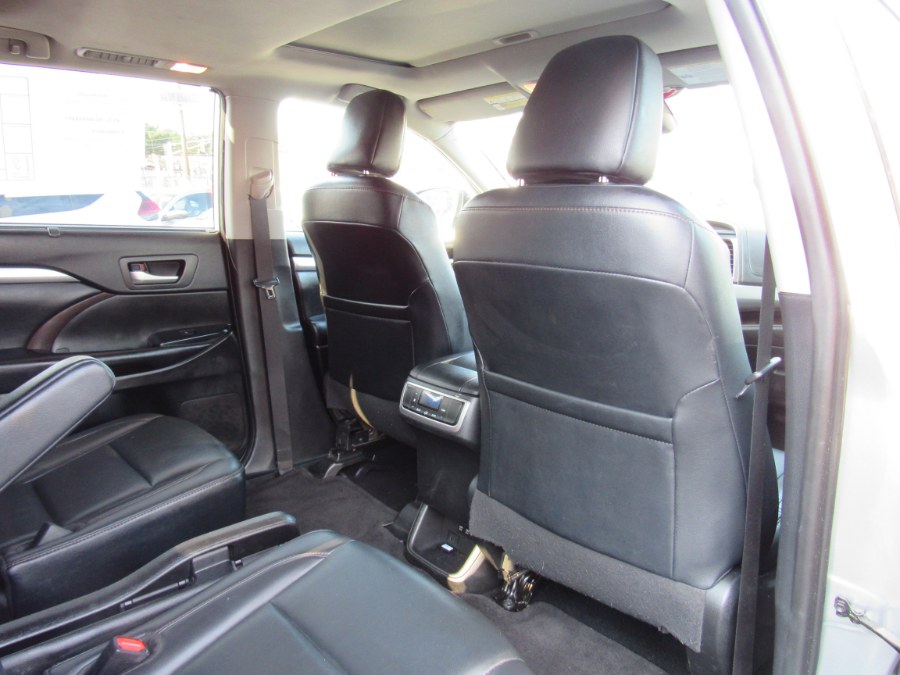 2019 Toyota Highlander XLE V6 FWD (Natl), available for sale in Irvington, New Jersey | NJ Used Cars Center. Irvington, New Jersey 2019 Toyota Highlander XLE V6 FWD (Natl), available for sale in Irvington, New Jersey | NJ Used Cars Center. Irvington, New Jersey
