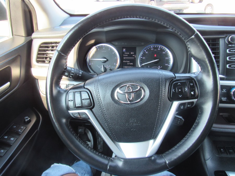 2019 Toyota Highlander XLE V6 FWD (Natl), available for sale in Irvington, New Jersey | NJ Used Cars Center. Irvington, New Jersey 2019 Toyota Highlander XLE V6 FWD (Natl), available for sale in Irvington, New Jersey | NJ Used Cars Center. Irvington, New Jersey