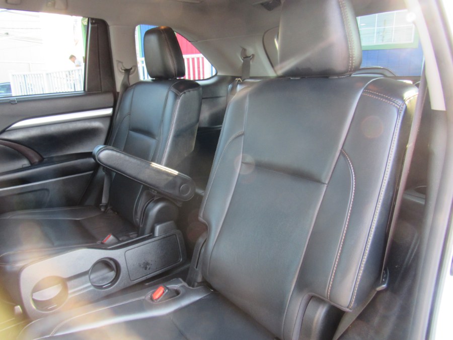 2019 Toyota Highlander XLE V6 FWD (Natl), available for sale in Irvington, New Jersey | NJ Used Cars Center. Irvington, New Jersey 2019 Toyota Highlander XLE V6 FWD (Natl), available for sale in Irvington, New Jersey | NJ Used Cars Center. Irvington, New Jersey