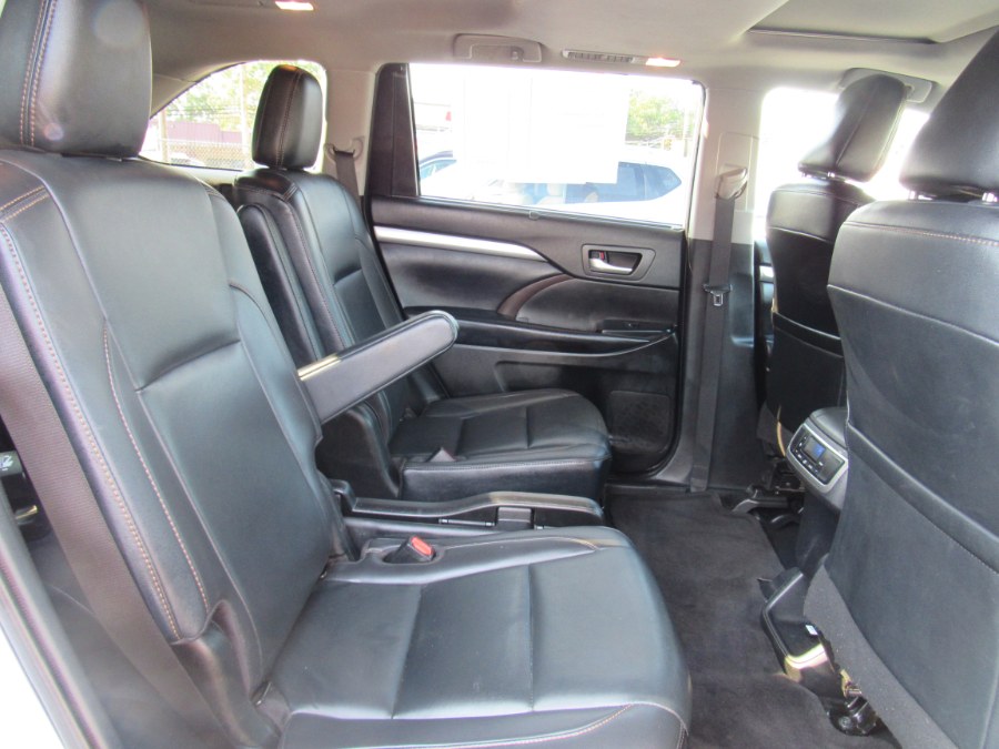 2019 Toyota Highlander XLE V6 FWD (Natl), available for sale in Irvington, New Jersey | NJ Used Cars Center. Irvington, New Jersey 2019 Toyota Highlander XLE V6 FWD (Natl), available for sale in Irvington, New Jersey | NJ Used Cars Center. Irvington, New Jersey