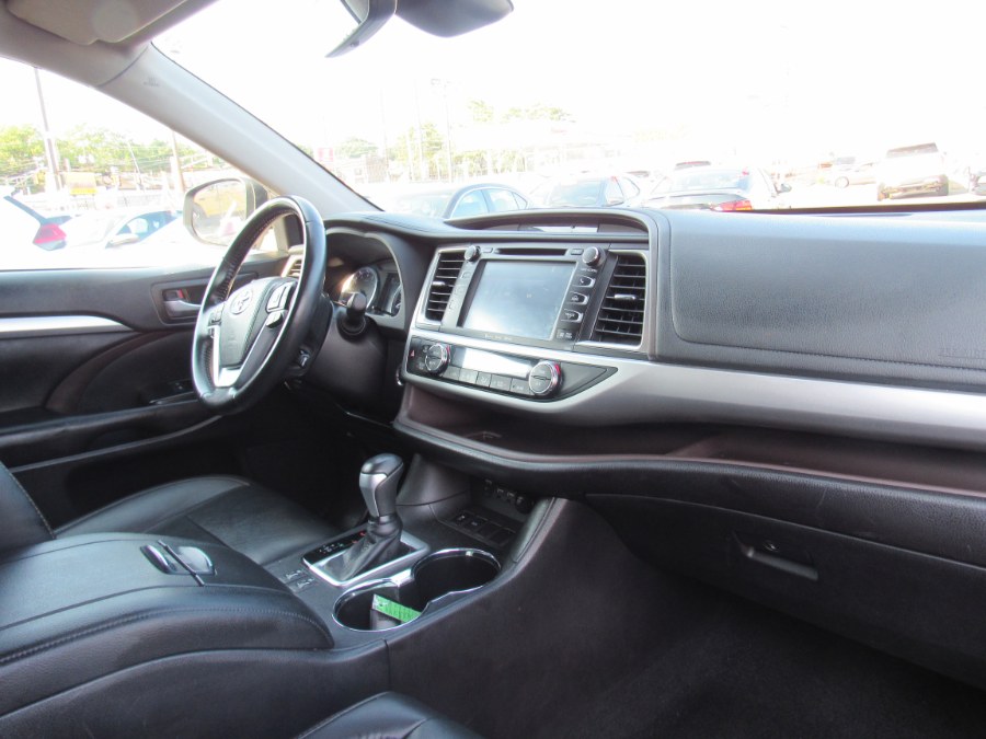 2019 Toyota Highlander XLE V6 FWD (Natl), available for sale in Irvington, New Jersey | NJ Used Cars Center. Irvington, New Jersey 2019 Toyota Highlander XLE V6 FWD (Natl), available for sale in Irvington, New Jersey | NJ Used Cars Center. Irvington, New Jersey