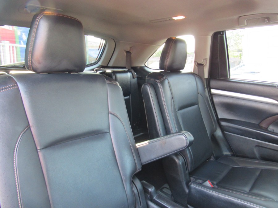 2019 Toyota Highlander XLE V6 FWD (Natl), available for sale in Irvington, New Jersey | NJ Used Cars Center. Irvington, New Jersey 2019 Toyota Highlander XLE V6 FWD (Natl), available for sale in Irvington, New Jersey | NJ Used Cars Center. Irvington, New Jersey