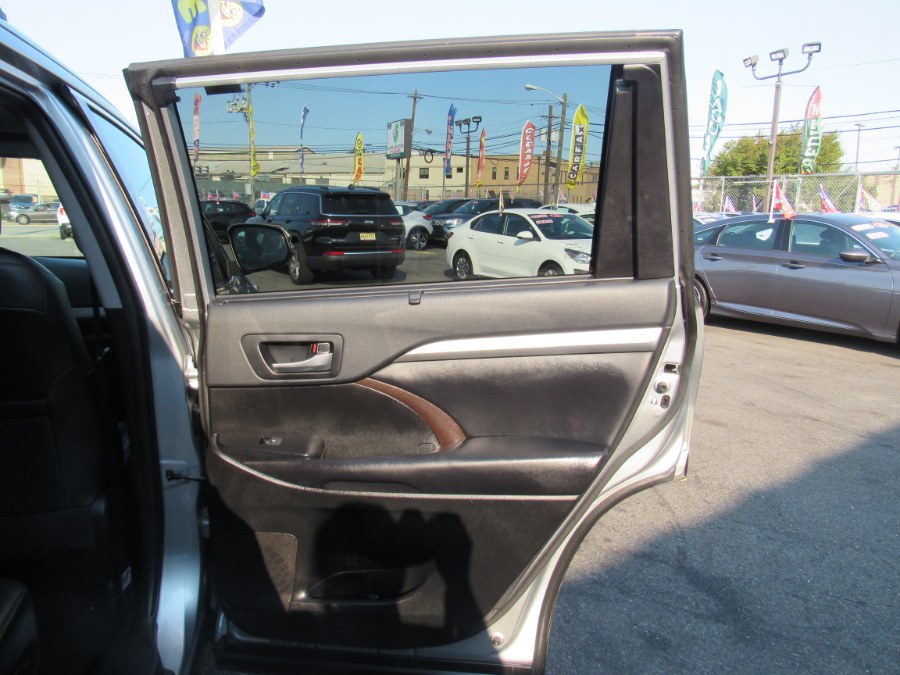 2019 Toyota Highlander XLE V6 FWD (Natl), available for sale in Irvington, New Jersey | NJ Used Cars Center. Irvington, New Jersey 2019 Toyota Highlander XLE V6 FWD (Natl), available for sale in Irvington, New Jersey | NJ Used Cars Center. Irvington, New Jersey