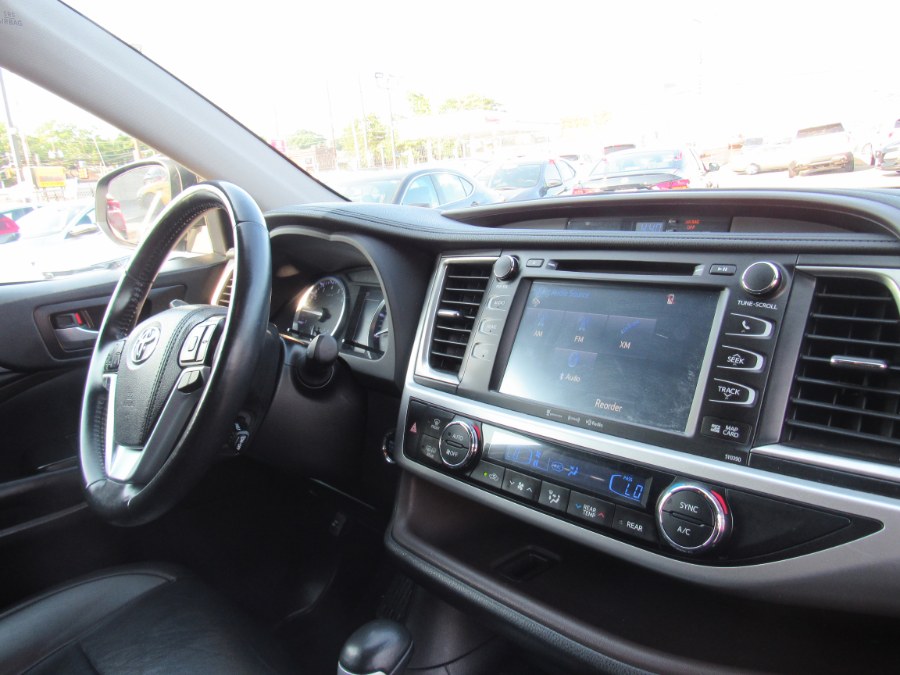 2019 Toyota Highlander XLE V6 FWD (Natl), available for sale in Irvington, New Jersey | NJ Used Cars Center. Irvington, New Jersey 2019 Toyota Highlander XLE V6 FWD (Natl), available for sale in Irvington, New Jersey | NJ Used Cars Center. Irvington, New Jersey