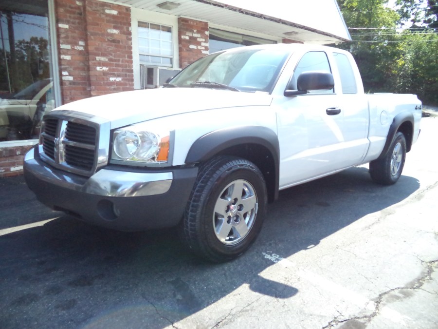 Used Dodge Dakota 2dr Club Cab 131" WB 4WD SLT 2005 | Riverside Motorcars, LLC. Naugatuck, Connecticut