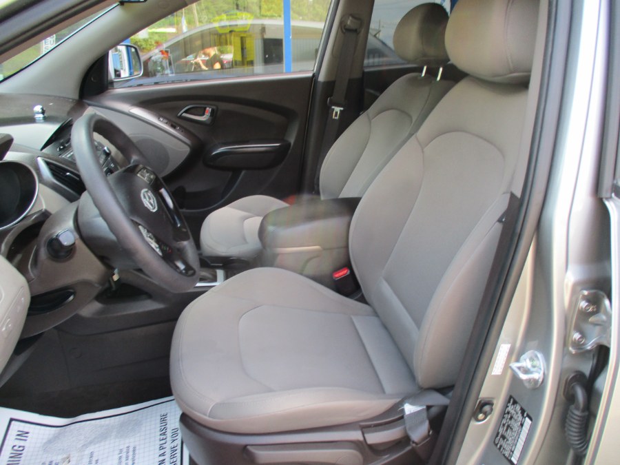 2015 Hyundai Tucson FWD 4dr GLS, available for sale in Meriden, Connecticut | Cos Central Auto. Meriden, Connecticut 2015 Hyundai Tucson FWD 4dr GLS, available for sale in Meriden, Connecticut | Cos Central Auto. Meriden, Connecticut