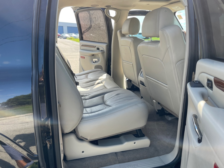 Used Cadillac Escalade ESV 4dr AWD 2004 | Geneva Motor Cars. Darien, Wisconsin Used Cadillac Escalade ESV 4dr AWD 2004 | Geneva Motor Cars. Darien, Wisconsin