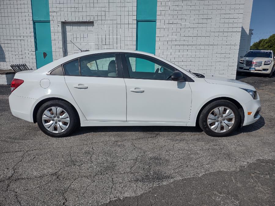 Used Chevrolet Cruze 4dr Sdn Auto LS 2015 | Dealertown Auto Wholesalers. Milford, Connecticut Used Chevrolet Cruze 4dr Sdn Auto LS 2015 | Dealertown Auto Wholesalers. Milford, Connecticut