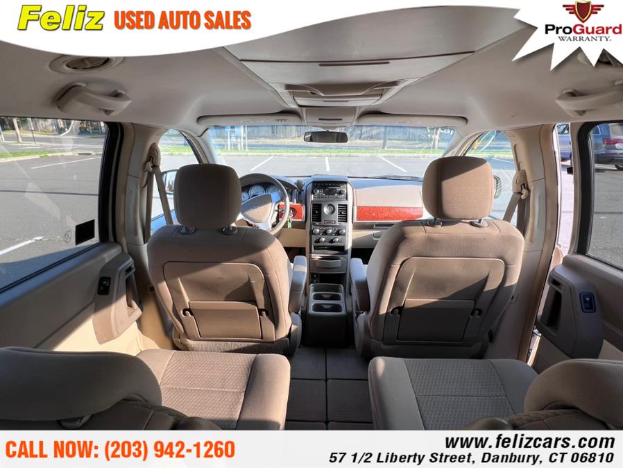 Used Chrysler Town & Country 4dr Wgn Touring 2008 | Feliz Used Auto Sales. Danbury, Connecticut