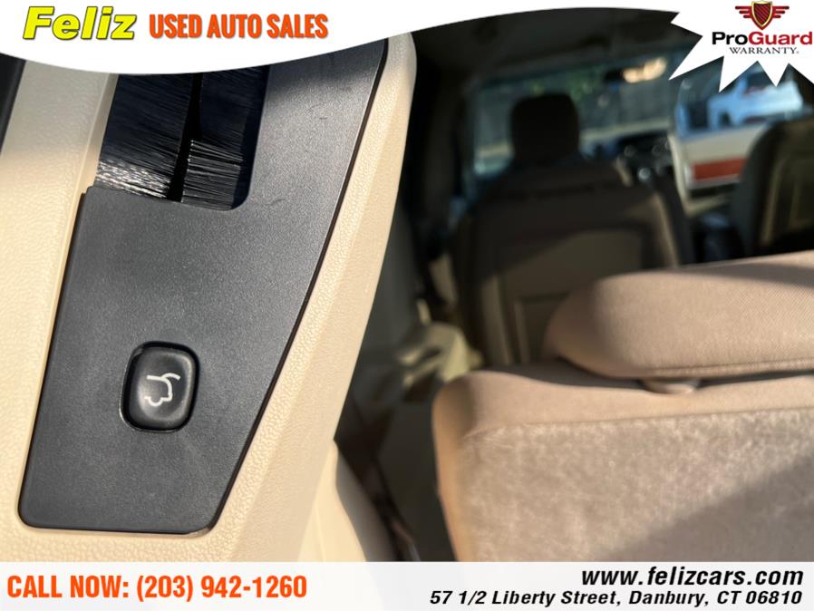 Used Chrysler Town & Country 4dr Wgn Touring 2008 | Feliz Used Auto Sales. Danbury, Connecticut