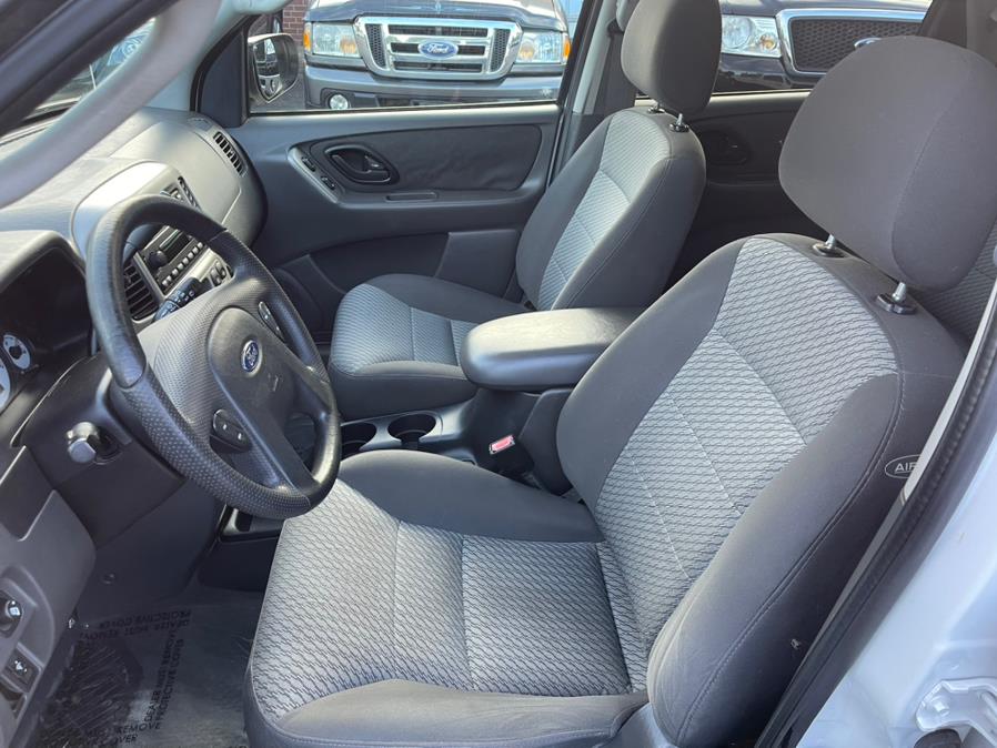 2004 Ford Escape 4dr 103" WB XLT 4WD W/Sunroof, available for sale in East Windsor, Connecticut | Toro Auto. East Windsor, Connecticut 2004 Ford Escape 4dr 103" WB XLT 4WD W/Sunroof, available for sale in East Windsor, Connecticut | Toro Auto. East Windsor, Connecticut