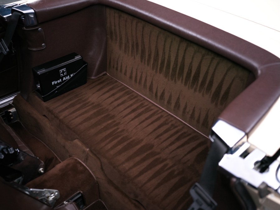 1988 Mercedes-Benz 560 Series 2dr Roadster 560SL, available for sale in North Salem, New York | Meccanic Shop North Inc. North Salem, New York 1988 Mercedes-Benz 560 Series 2dr Roadster 560SL, available for sale in North Salem, New York | Meccanic Shop North Inc. North Salem, New York