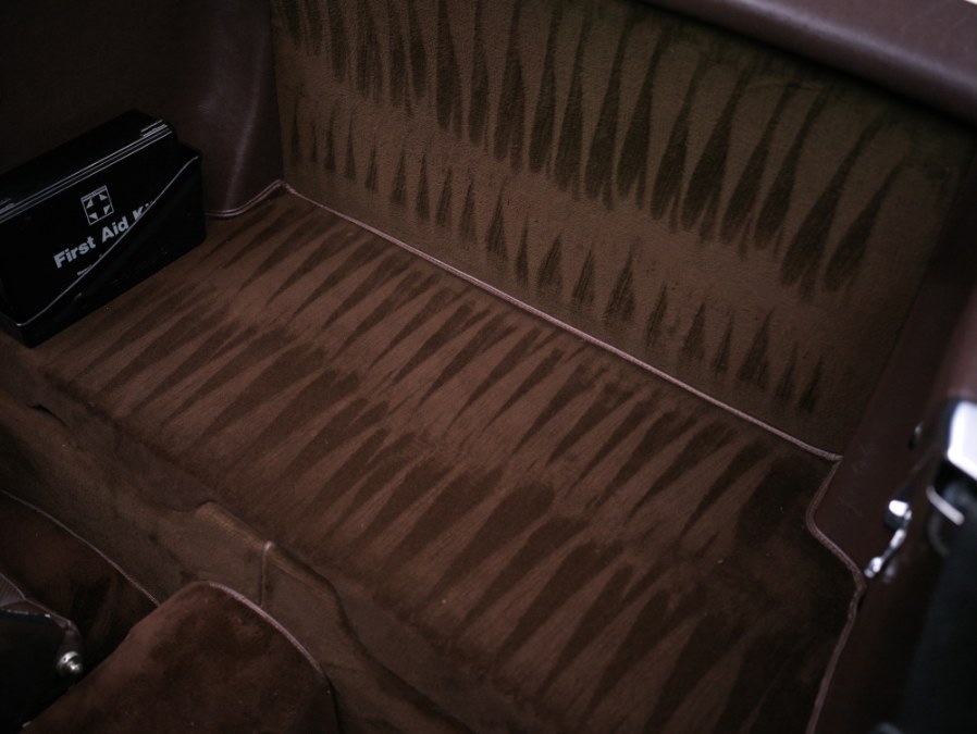 1988 Mercedes-Benz 560 Series 2dr Roadster 560SL, available for sale in North Salem, New York | Meccanic Shop North Inc. North Salem, New York 1988 Mercedes-Benz 560 Series 2dr Roadster 560SL, available for sale in North Salem, New York | Meccanic Shop North Inc. North Salem, New York