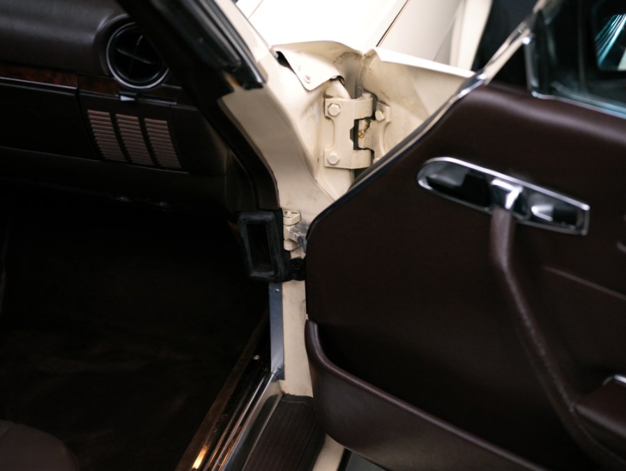 1988 Mercedes-Benz 560 Series 2dr Roadster 560SL, available for sale in North Salem, New York | Meccanic Shop North Inc. North Salem, New York 1988 Mercedes-Benz 560 Series 2dr Roadster 560SL, available for sale in North Salem, New York | Meccanic Shop North Inc. North Salem, New York