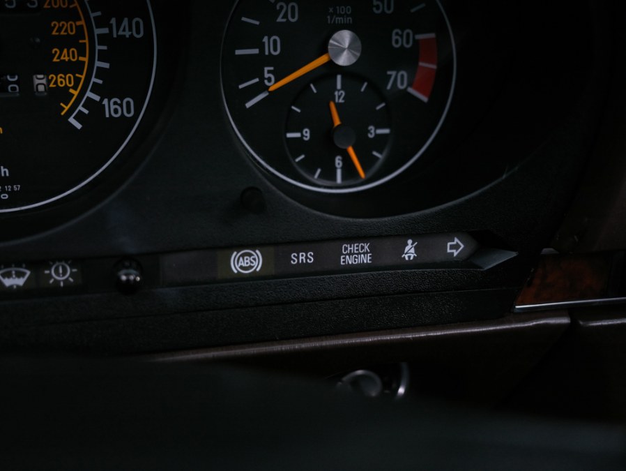 1988 Mercedes-Benz 560 Series 2dr Roadster 560SL, available for sale in North Salem, New York | Meccanic Shop North Inc. North Salem, New York 1988 Mercedes-Benz 560 Series 2dr Roadster 560SL, available for sale in North Salem, New York | Meccanic Shop North Inc. North Salem, New York