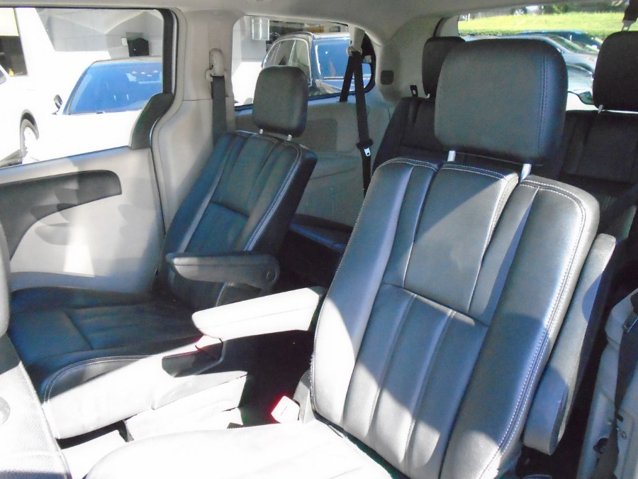 Used Chrysler Town & Country 4dr Wgn Touring 2014 | Jim Juliani Motors. Waterbury, Connecticut