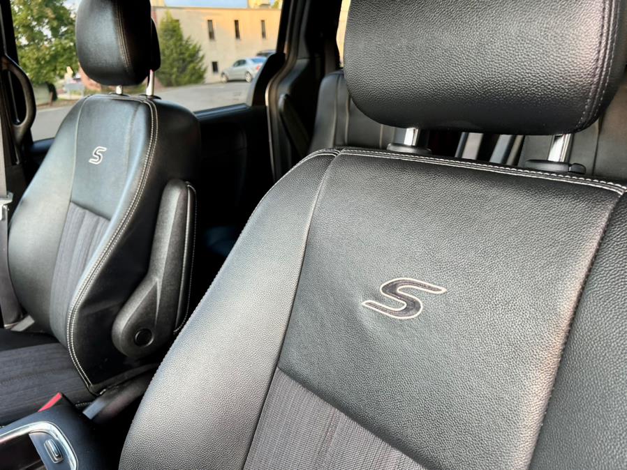 2016 Chrysler Town & Country 4dr Wgn S, available for sale in Berlin, Connecticut | Tru Auto Mall. Berlin, Connecticut 2016 Chrysler Town & Country 4dr Wgn S, available for sale in Berlin, Connecticut | Tru Auto Mall. Berlin, Connecticut