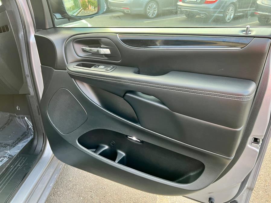 2016 Chrysler Town & Country 4dr Wgn S, available for sale in Berlin, Connecticut | Tru Auto Mall. Berlin, Connecticut 2016 Chrysler Town & Country 4dr Wgn S, available for sale in Berlin, Connecticut | Tru Auto Mall. Berlin, Connecticut