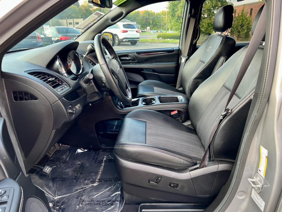2016 Chrysler Town & Country 4dr Wgn S, available for sale in Berlin, Connecticut | Tru Auto Mall. Berlin, Connecticut 2016 Chrysler Town & Country 4dr Wgn S, available for sale in Berlin, Connecticut | Tru Auto Mall. Berlin, Connecticut
