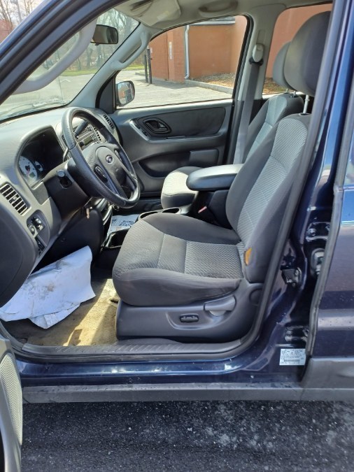Used Ford Escape 4dr 103" WB XLT 4WD 2004 | Payless Auto Sale. South Hadley, Massachusetts Used Ford Escape 4dr 103" WB XLT 4WD 2004 | Payless Auto Sale. South Hadley, Massachusetts
