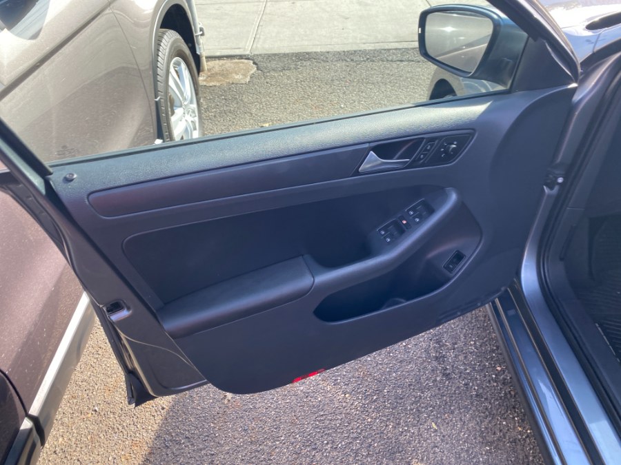 2012 Volkswagen Jetta Sedan 4dr Manual SE PZEV, available for sale in Middle Village, New York | Middle Village Motors . Middle Village, New York 2012 Volkswagen Jetta Sedan 4dr Manual SE PZEV, available for sale in Middle Village, New York | Middle Village Motors . Middle Village, New York