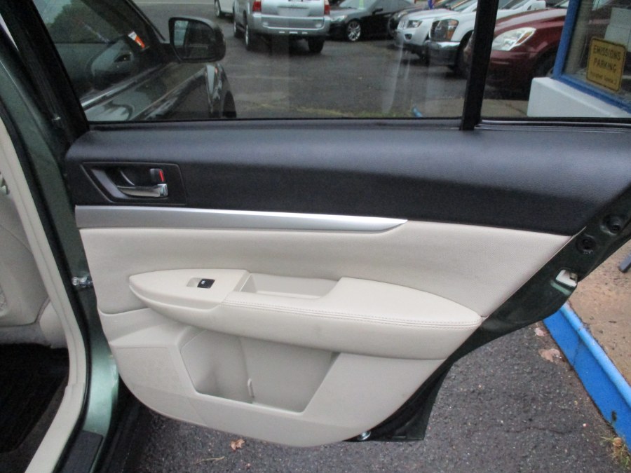 Used Subaru Outback 4dr Wgn H4 Auto 2.5i Premium 2013 | Cos Central Auto. Meriden, Connecticut Used Subaru Outback 4dr Wgn H4 Auto 2.5i Premium 2013 | Cos Central Auto. Meriden, Connecticut