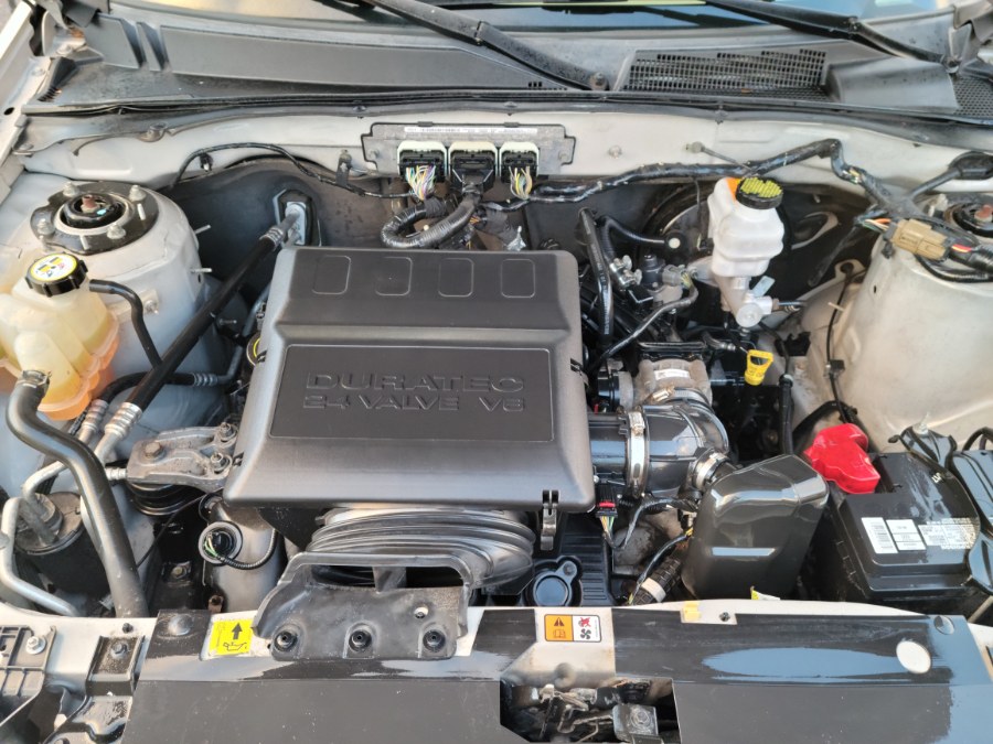 2011 Ford Escape 4WD 4dr Limited Leather & Sunroof, available for sale in East Windsor, Connecticut | Toro Auto. East Windsor, Connecticut 2011 Ford Escape 4WD 4dr Limited Leather & Sunroof, available for sale in East Windsor, Connecticut | Toro Auto. East Windsor, Connecticut