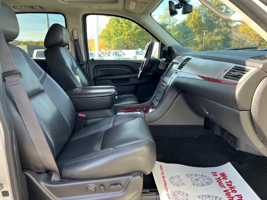 Used Cadillac Escalade AWD 4dr Luxury 2013 | Marsh Auto Sales LLC. Ortonville, Michigan Used Cadillac Escalade AWD 4dr Luxury 2013 | Marsh Auto Sales LLC. Ortonville, Michigan