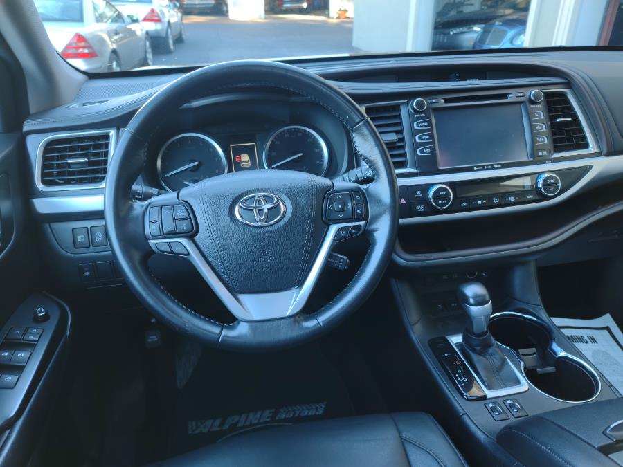 2018 Toyota Highlander XLE V6 AWD (Natl), available for sale in Wantagh, New York | Alpine Motors Inc. Wantagh, New York 2018 Toyota Highlander XLE V6 AWD (Natl), available for sale in Wantagh, New York | Alpine Motors Inc. Wantagh, New York