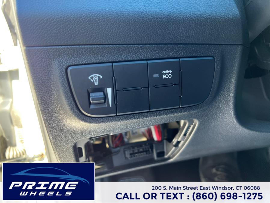 Used Hyundai Veloster 3dr Cpe Auto 2015 | Prime Wheels. East Windsor, Connecticut Used Hyundai Veloster 3dr Cpe Auto 2015 | Prime Wheels. East Windsor, Connecticut