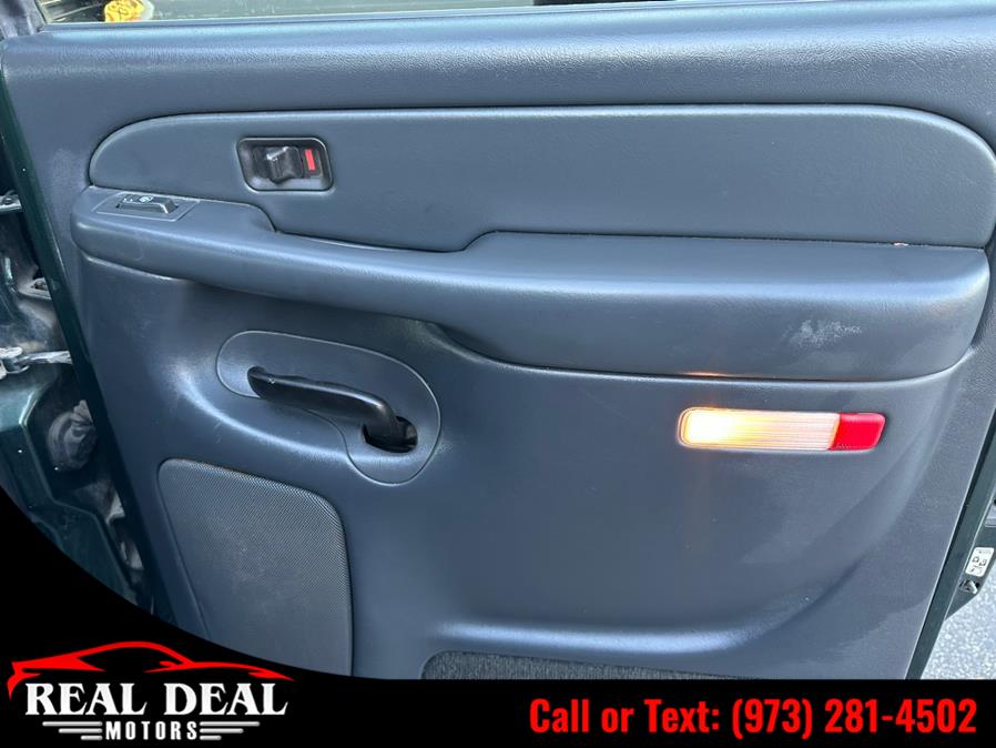Used Chevrolet Avalanche 1500 5dr Crew Cab 130" WB 4WD 2002 | Real Deal Motors. Lodi, New Jersey Used Chevrolet Avalanche 1500 5dr Crew Cab 130" WB 4WD 2002 | Real Deal Motors. Lodi, New Jersey