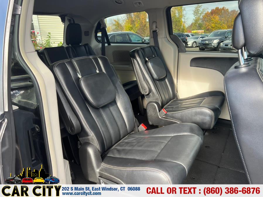 2015 Chrysler Town & Country 4dr Wgn Touring, available for sale in East Windsor, Connecticut | Car City LLC. East Windsor, Connecticut 2015 Chrysler Town & Country 4dr Wgn Touring, available for sale in East Windsor, Connecticut | Car City LLC. East Windsor, Connecticut