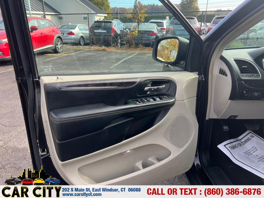 2015 Chrysler Town & Country 4dr Wgn Touring, available for sale in East Windsor, Connecticut | Car City LLC. East Windsor, Connecticut 2015 Chrysler Town & Country 4dr Wgn Touring, available for sale in East Windsor, Connecticut | Car City LLC. East Windsor, Connecticut