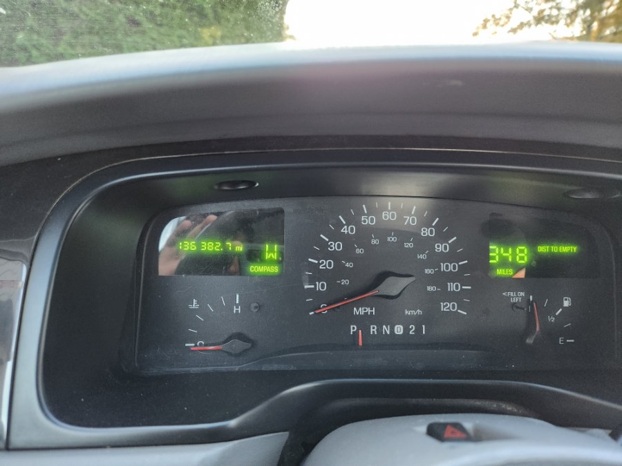 Used Lincoln Town Car 4dr Sdn Signature 1998 | Dealmax Motors LLC. Bristol, Connecticut Used Lincoln Town Car 4dr Sdn Signature 1998 | Dealmax Motors LLC. Bristol, Connecticut